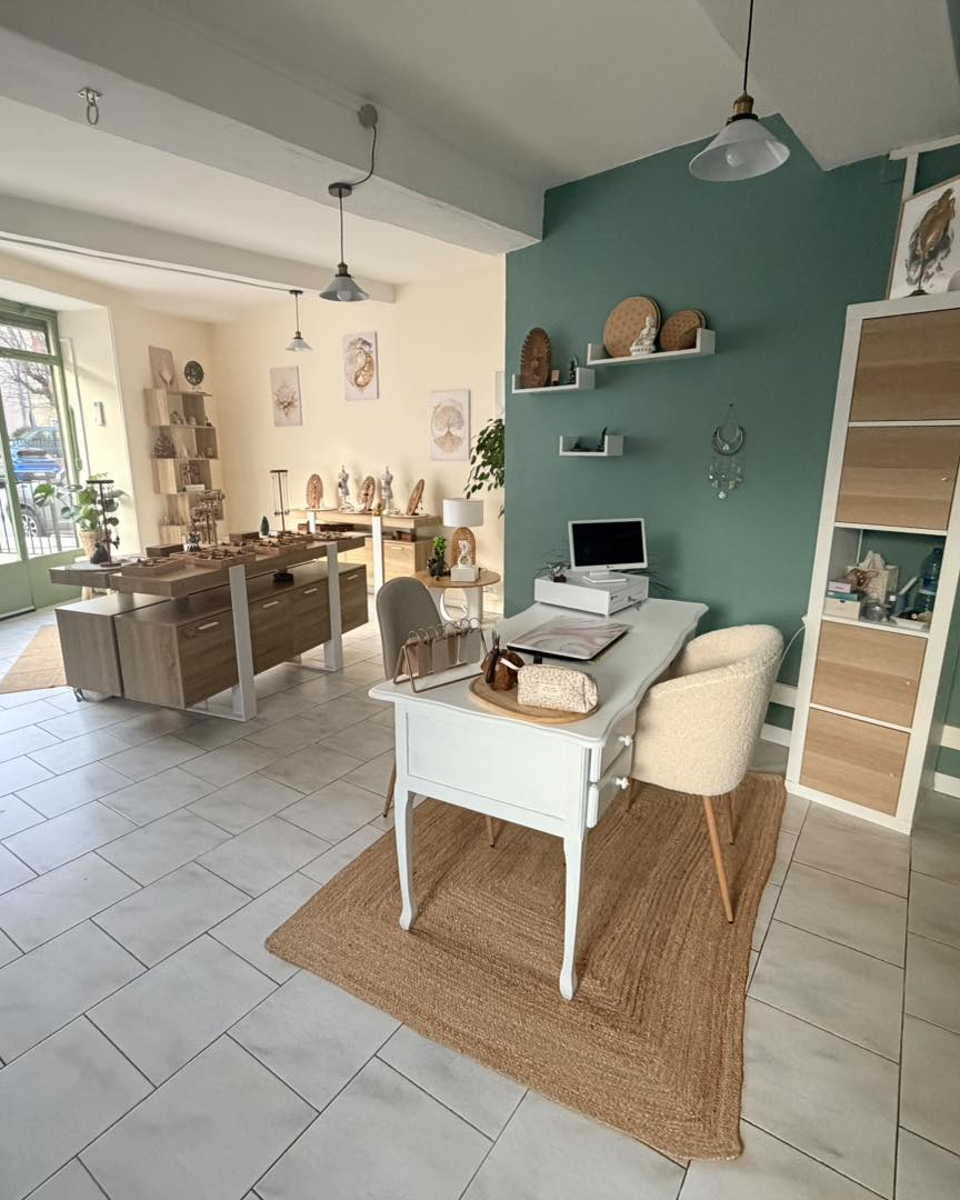 Bureau et présentoirs de bijoux en pierres naturelles dans la boutique de Carnoules