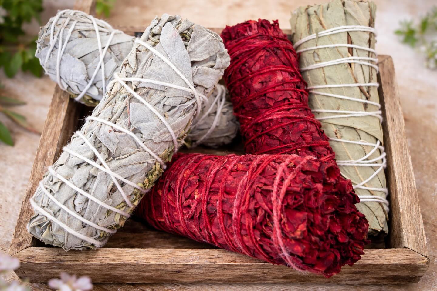 Bâtons de sauge blanche, sauge rouge et eucalyptus — rituels bien-être en boutique